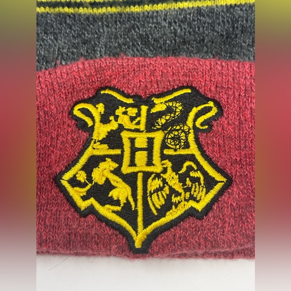 HARRY POTTER: Hogwarts Unisex Knit Hat. Pom Pom top - Picture 6 of 9